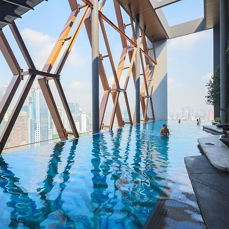 Scarletz Suites Klcc By Mykey Global Kuala Lumpur Bagian luar foto The pool at the 39th floor