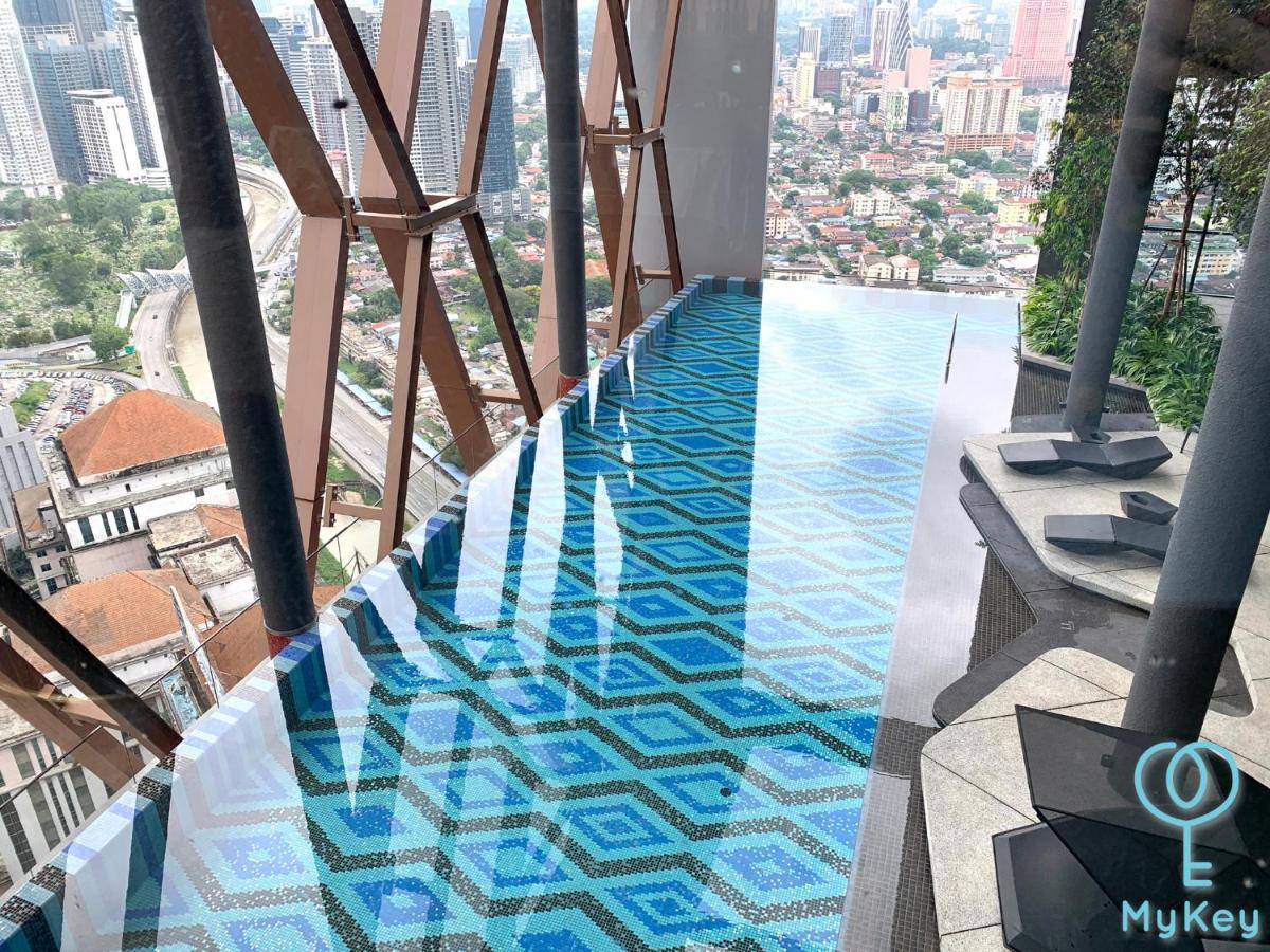 Scarletz Suites Klcc By Mykey Global Kuala Lumpur Bagian luar foto Infinity pool at the 39th floor