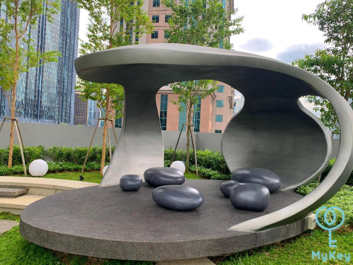 Scarletz Suites Klcc By Mykey Global Kuala Lumpur Bagian luar foto The sculpture at the entrance of the park