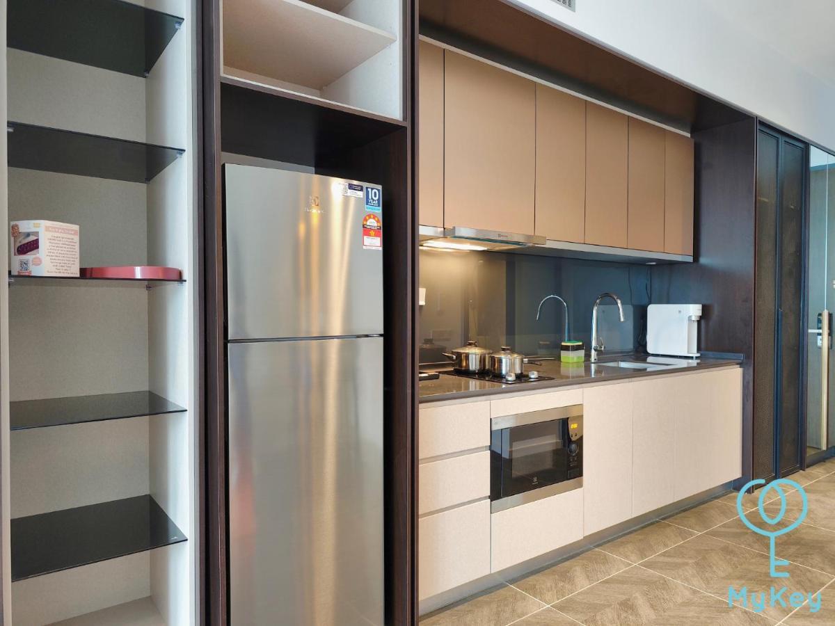 Scarletz Suites Klcc By Mykey Global Kuala Lumpur Bagian luar foto A typical kitchen in a serviced apartment