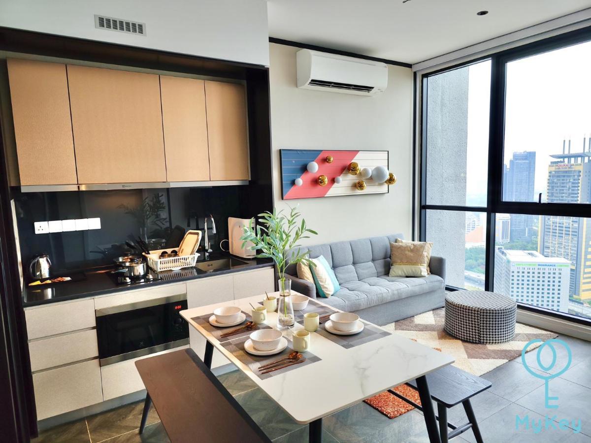 Scarletz Suites Klcc By Mykey Global Kuala Lumpur Bagian luar foto A typical apartment in the complex