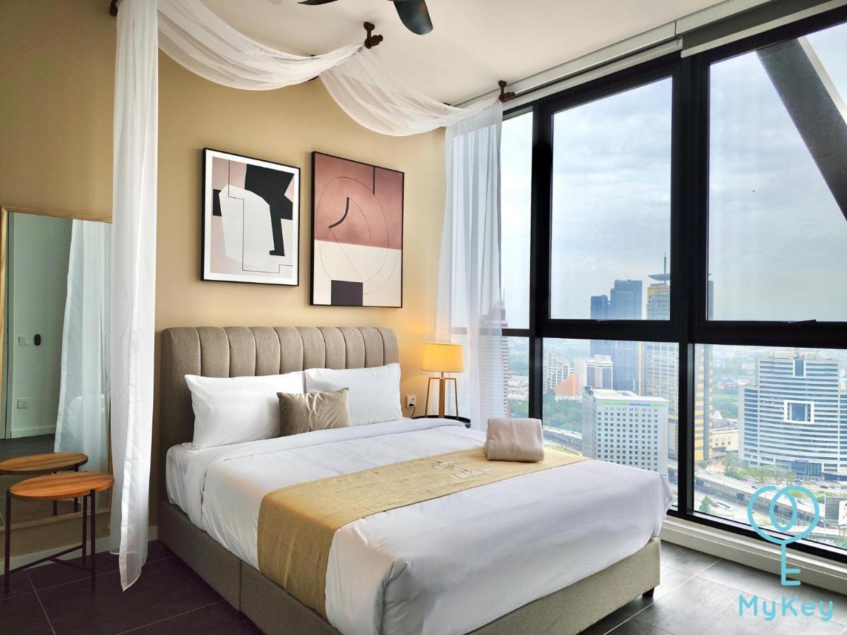 Scarletz Suites Klcc By Mykey Global Kuala Lumpur Bagian luar foto A bedroom at the hotel