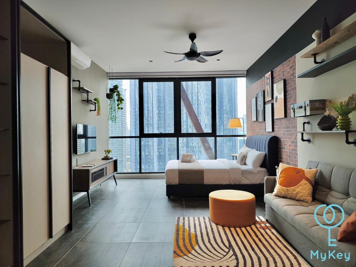 Scarletz Suites Klcc By Mykey Global Kuala Lumpur Bagian luar foto A studio apartment in Kuala Lumpur, Malaysia