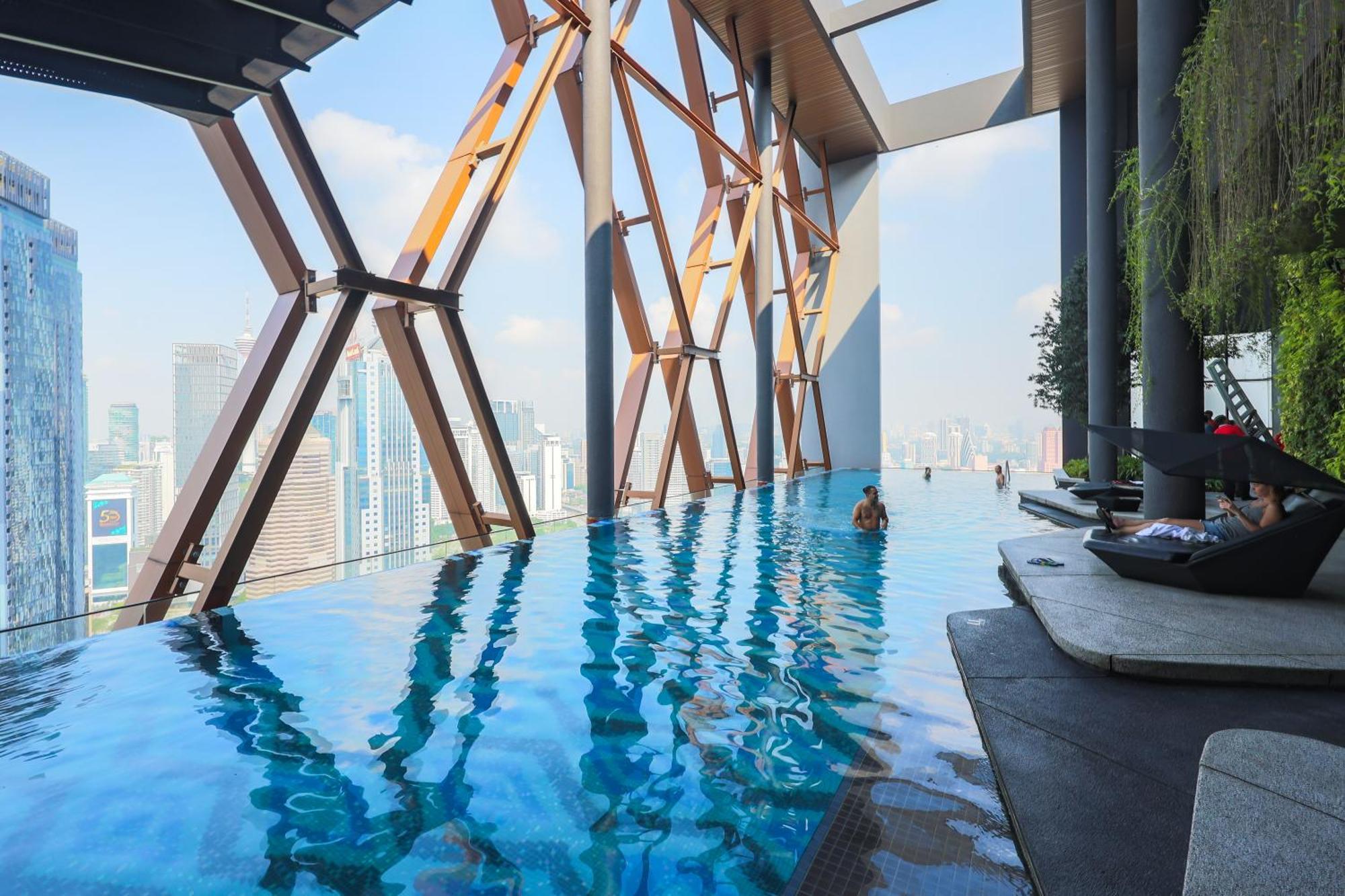 Scarletz Suites Klcc By Mykey Global Kuala Lumpur Bagian luar foto The pool at the 39th floor