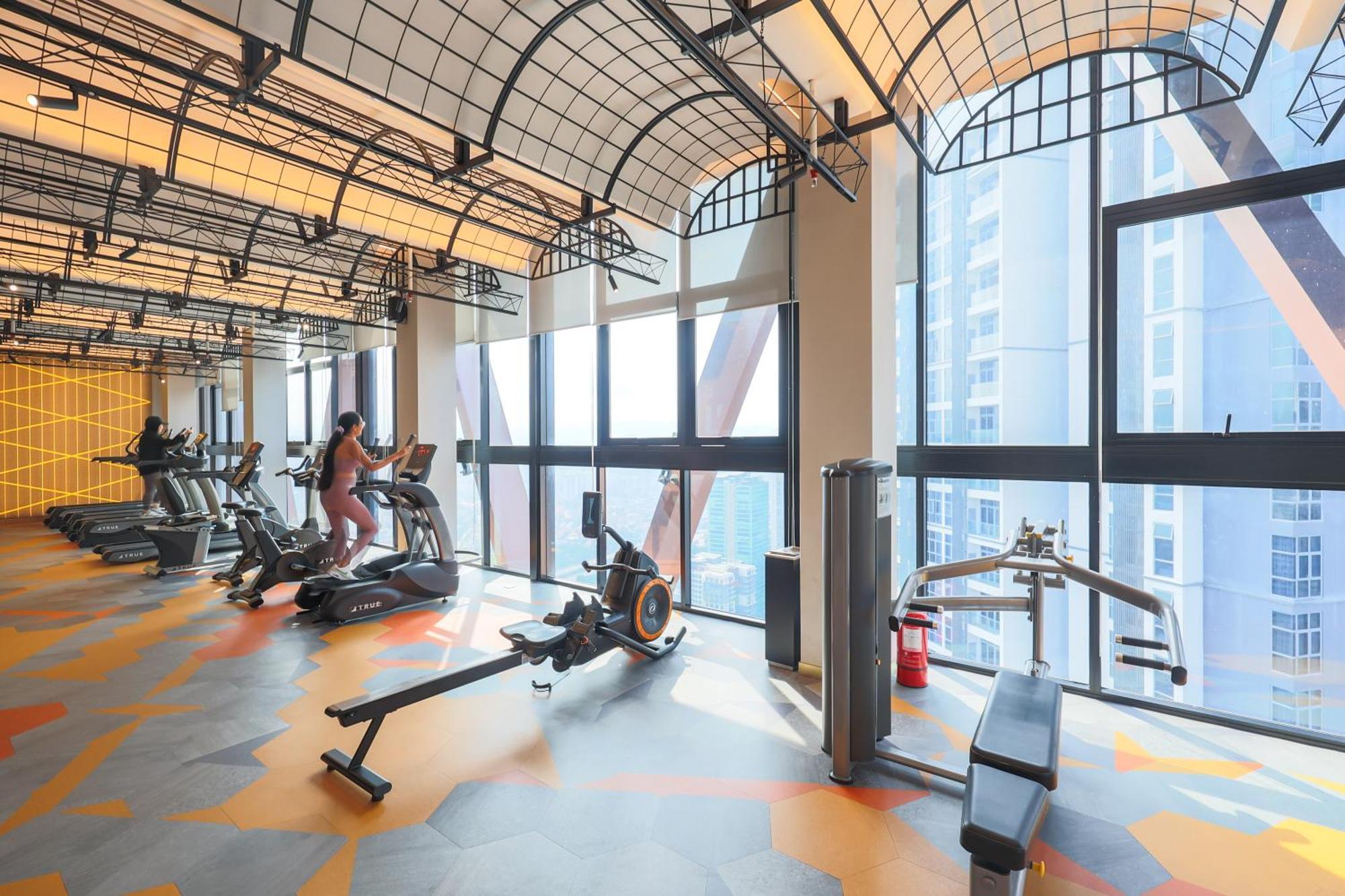 Scarletz Suites Klcc By Mykey Global Kuala Lumpur Bagian luar foto The gym at the 100-metre high Sky Garden